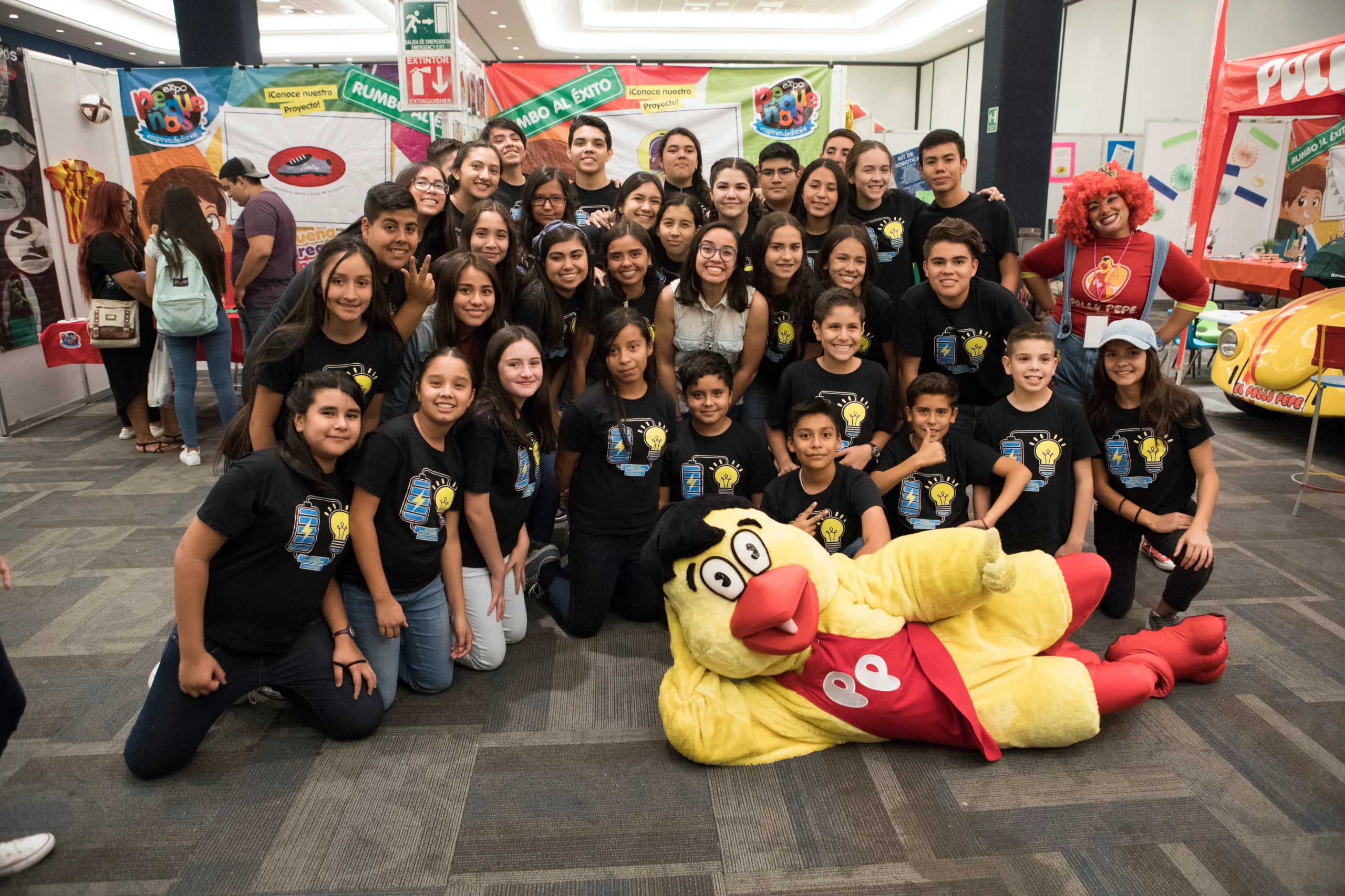 Grupo de jóvenes colaborando