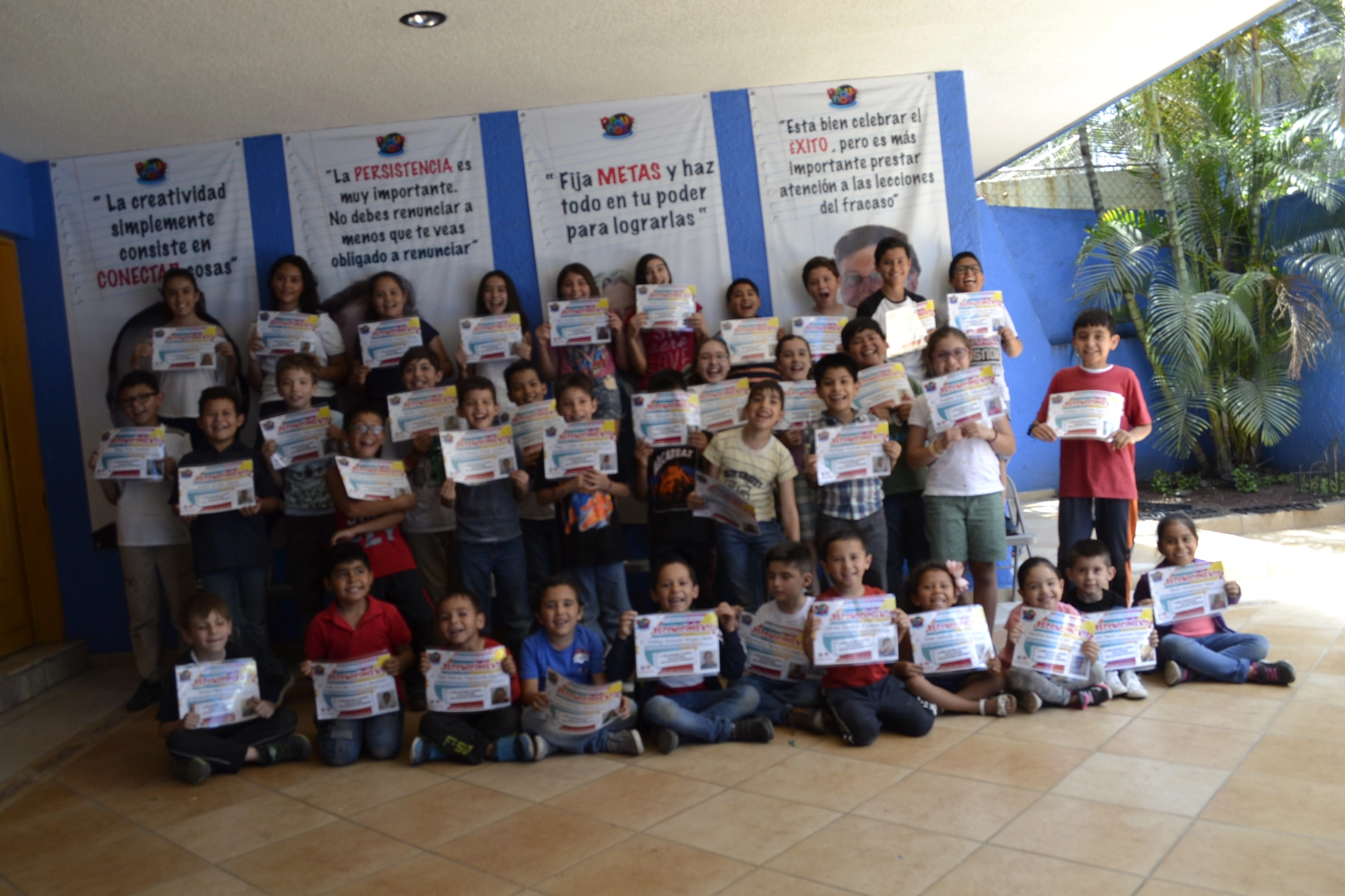 Grupo de jóvenes colaborando